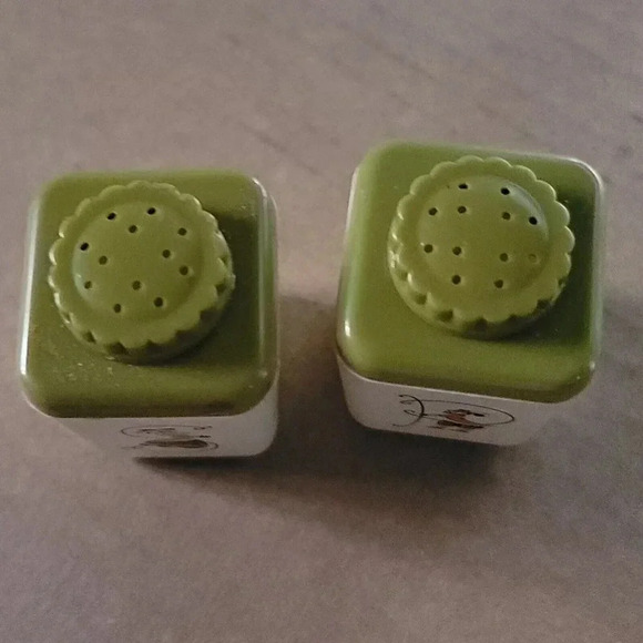 Vintage 70's Dutch Salt & Pepper Shakers Retro Mid Century Plastic Avocado Lids - Picture 9 of 12